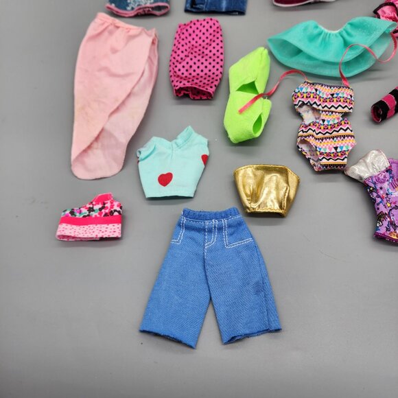 Barbie Dolls Lot w/ 3 Dolls, 30+ Clothes & Accessories Mixed Outfits - Picture 3 of 16